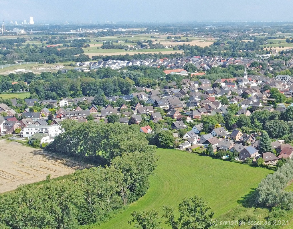Luftbild der Gemeinde Alpen - Im Heesefeld im Juli 2021