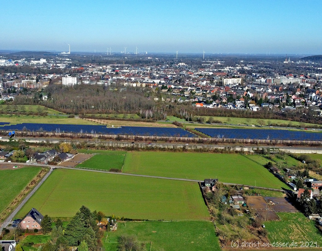 Solarpark Moers an der A40 im Frühjahr 2022 mit Blick über Moers