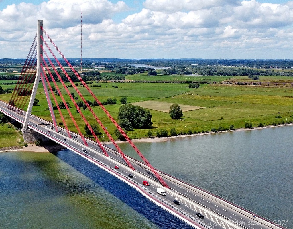 Luftbild der Niederrheinbrücke bei Wesel im Juni 2020