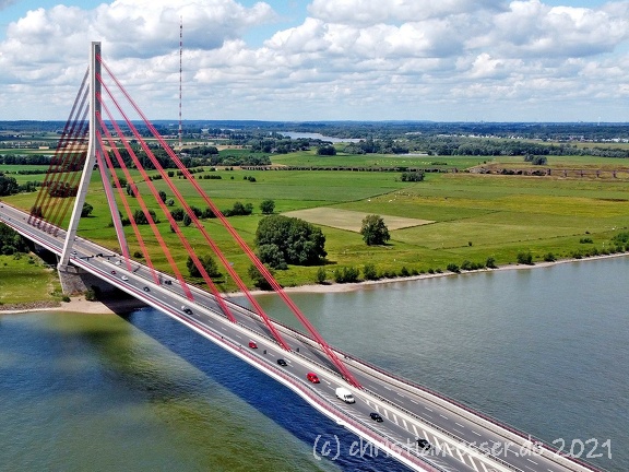 Luftbild der Niederrheinbrücke bei Wesel im Juni 2020
