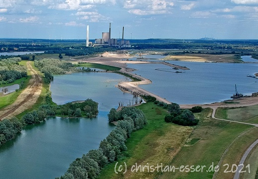Das Rheinvorland im Orsoyer Rheinbogen als Luftbild im Juni 2020
