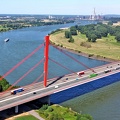 Der Rheinbogen bei Duisburg mit der A42 Brücke im Juli 2020 als Luftbild