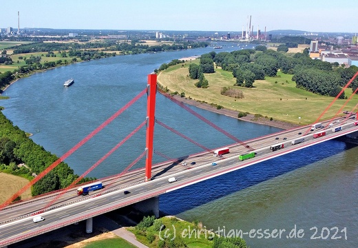 Der Rheinbogen bei Duisburg mit der A42 Brücke im Juli 2020 als Luftbild