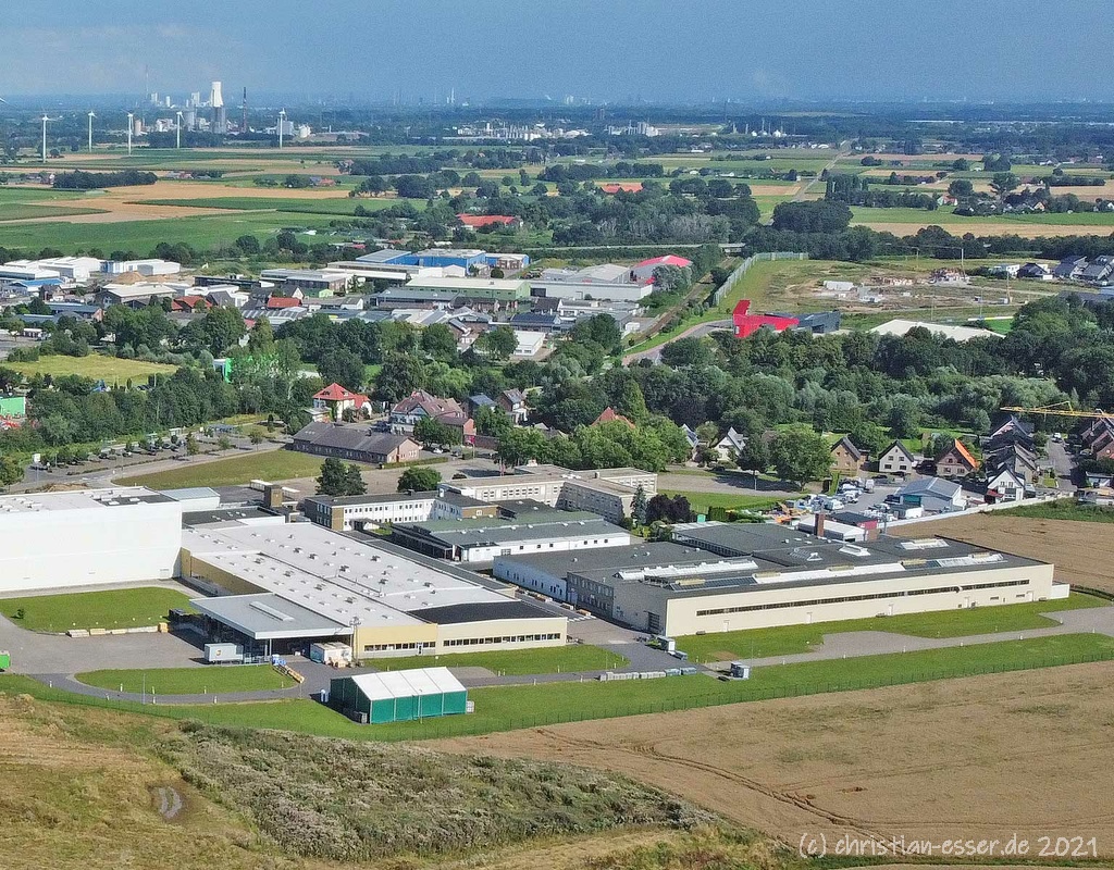 Luftaufnahme der Firma IMI Norgren in Alpen im Juli 2021