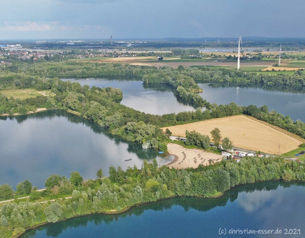 Freizeitsee in Menzelen-Ost aus 100 Metern Höhe im Juli 2021