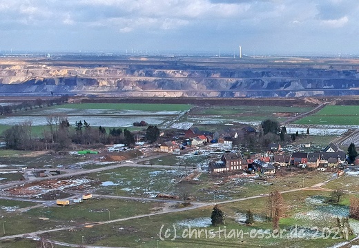 Luftbild von Immerath mit dem Tagebau Garzweiler im Hintergrund