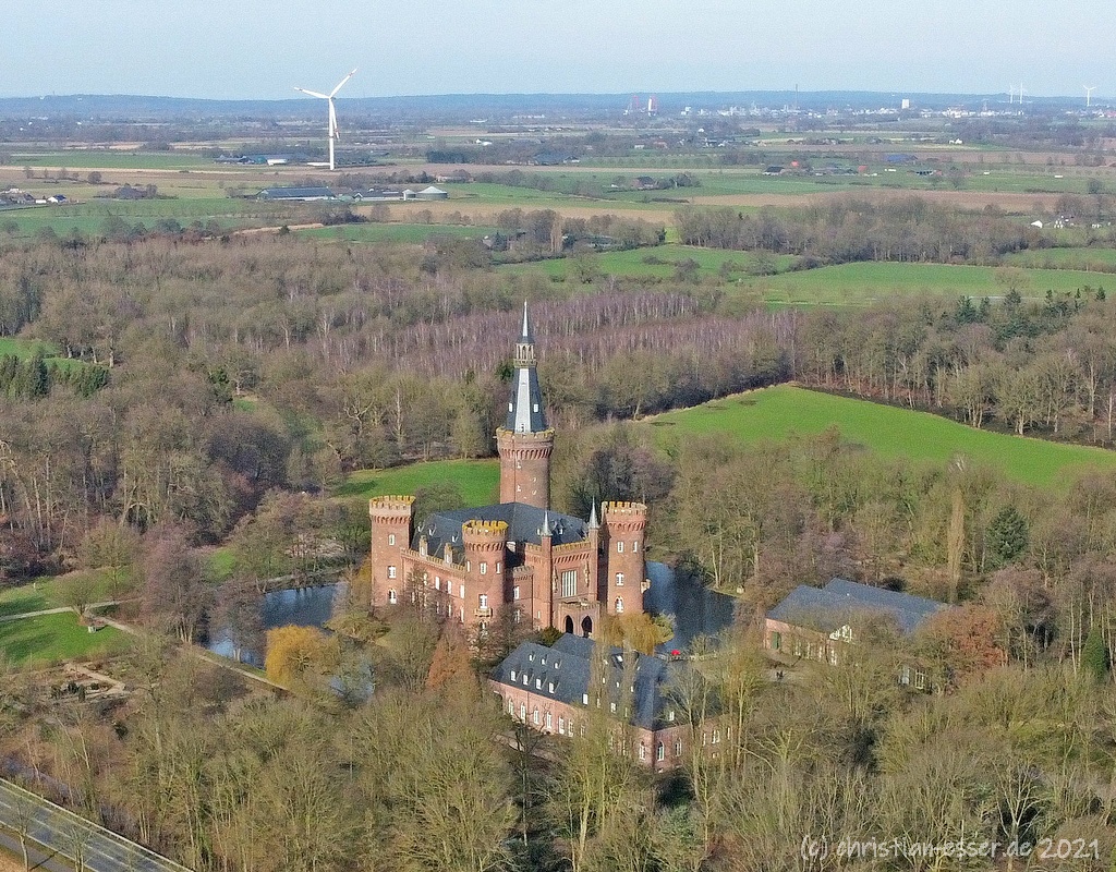 Luftbild von Schloss Moyland im Februar 2022