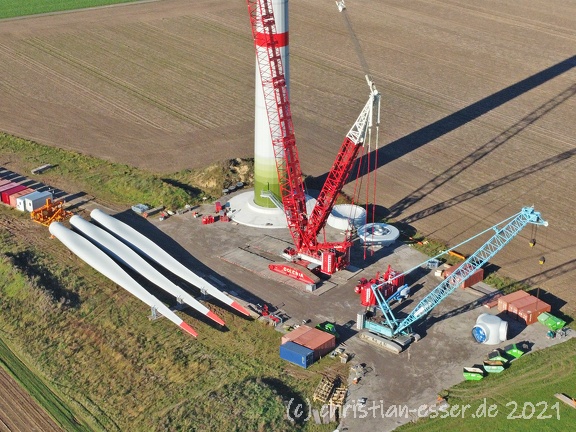 Luftaufnahme des Aufbaukrans eines Windrades im Windpark Kerken Oktober 2021