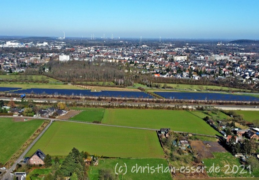 Solarpark Moers an der A40 im Frühjahr 2022 mit Blick über Moers