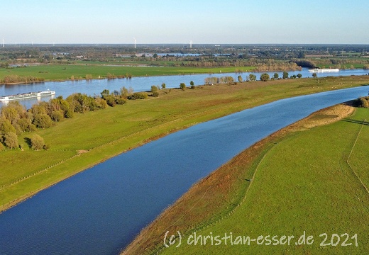 Rheinbogen mit Flutmulde bei Reees am NIederrhein als Luftbild